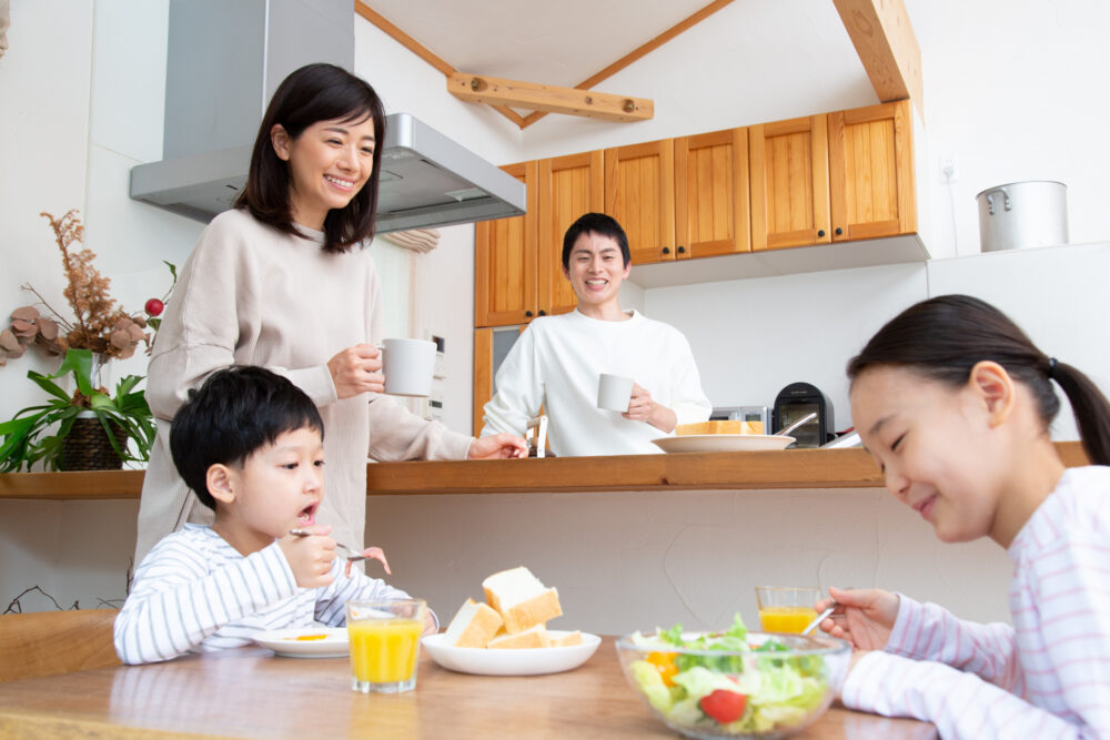 家族でキッチンダイニングで食事をする様子 家族でキッチンダイニングで食事をする様子
