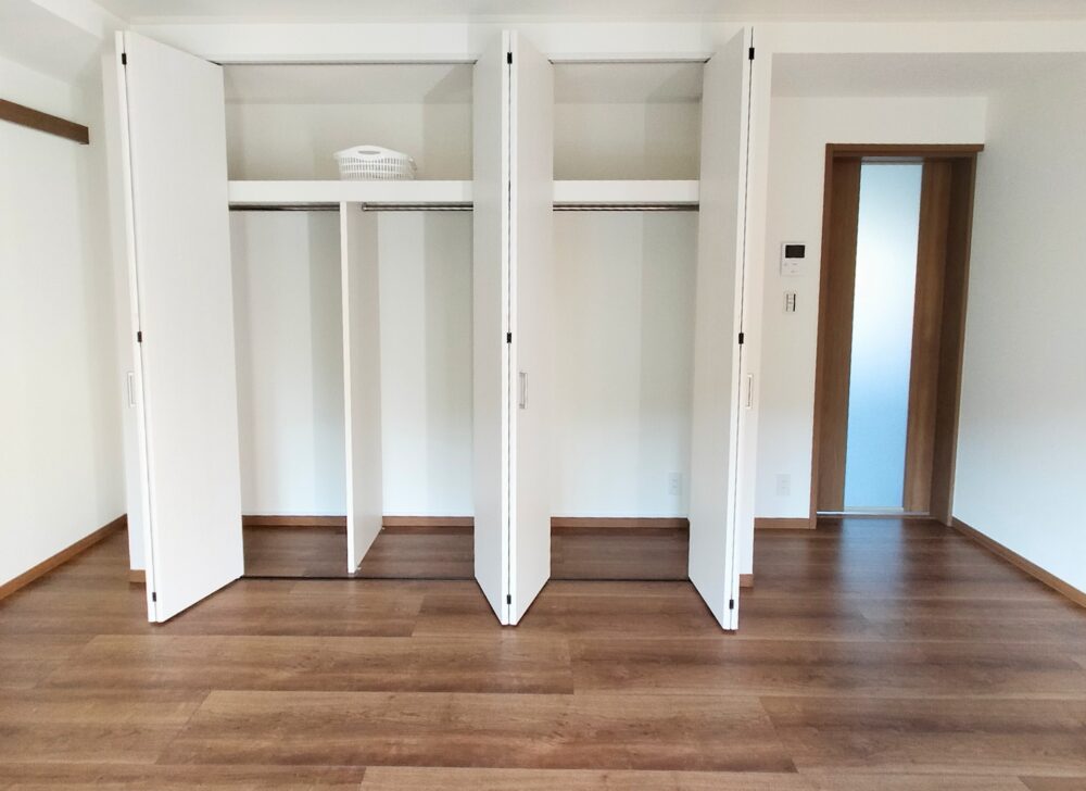 扉を開いたクローゼット