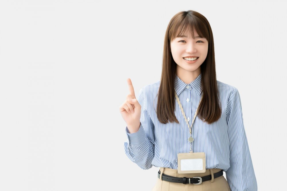 人差し指を建てて注意を促す女性